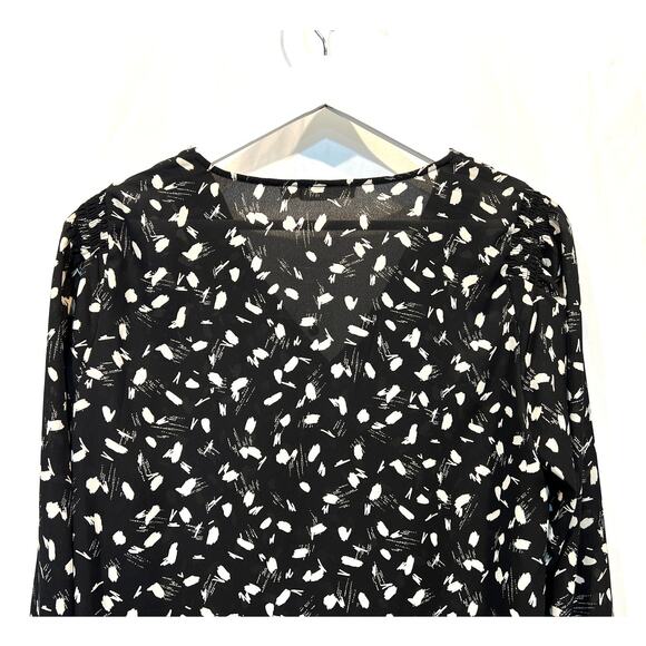 LUSH Top Women's Large V-Neck Button Down Modern Print Black Ivory NEW - Picture 6 of 13